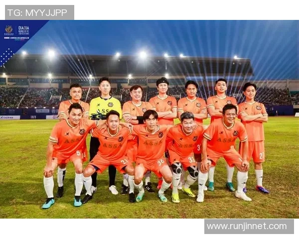 五位足球明星的传奇故事与他们在绿茵场上的辉煌成就分析